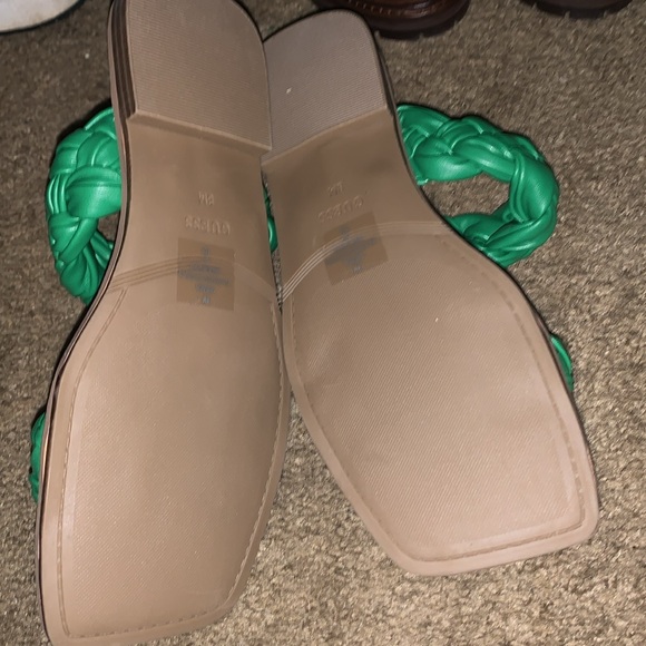 GUESS Raign Puffy Woven Flat Sandals. Size 8Medium Green. - Picture 3 of 4